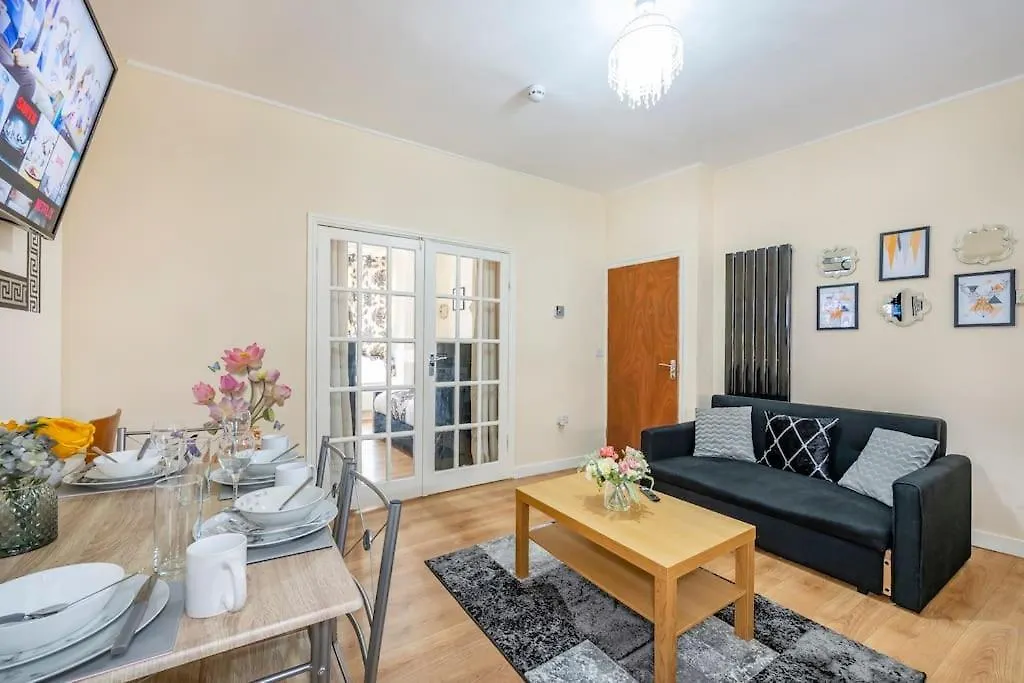 Ground Floor Haven: Relaxed Stay with Free Parking & Wi-Fi Leeds  Apartment